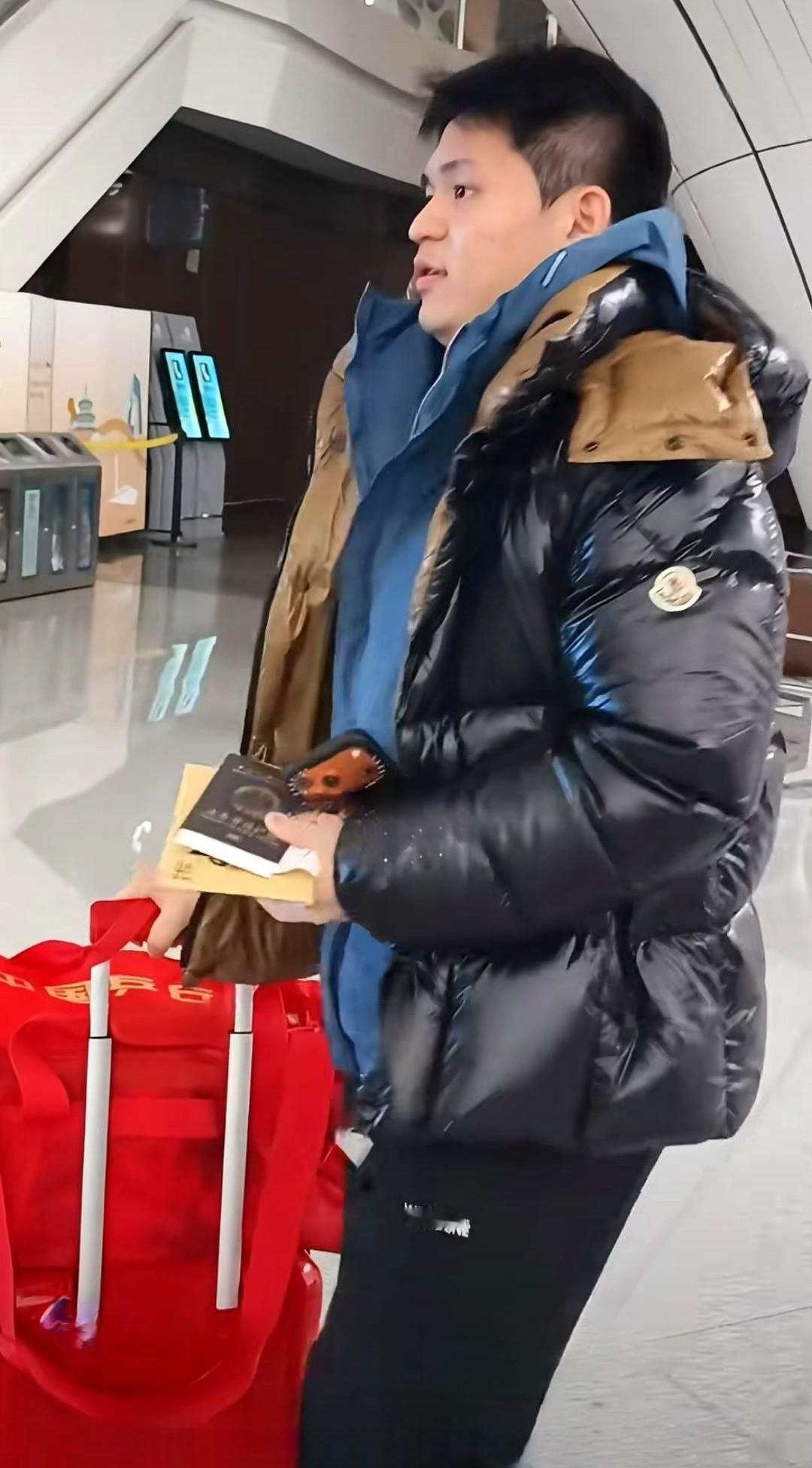 莎莎楚钦都伤了，小石头这回一个人扛大旗。

多哈冠军赛开打，国乒新年第一站，但俩