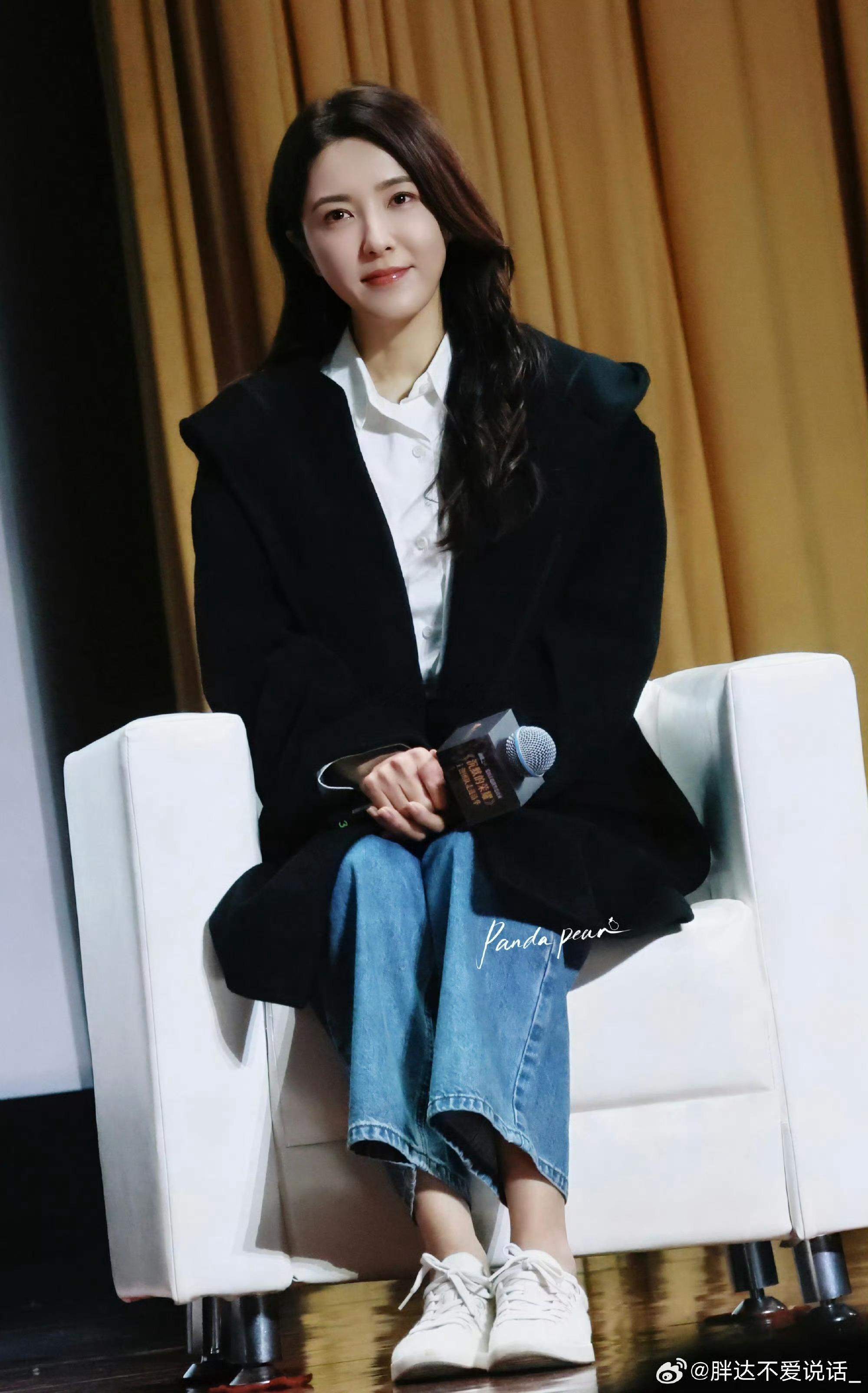 曾黎的“体制内感”藏在细节里：说话温和却有分量，做事有条理不拖沓，连站姿都透着一