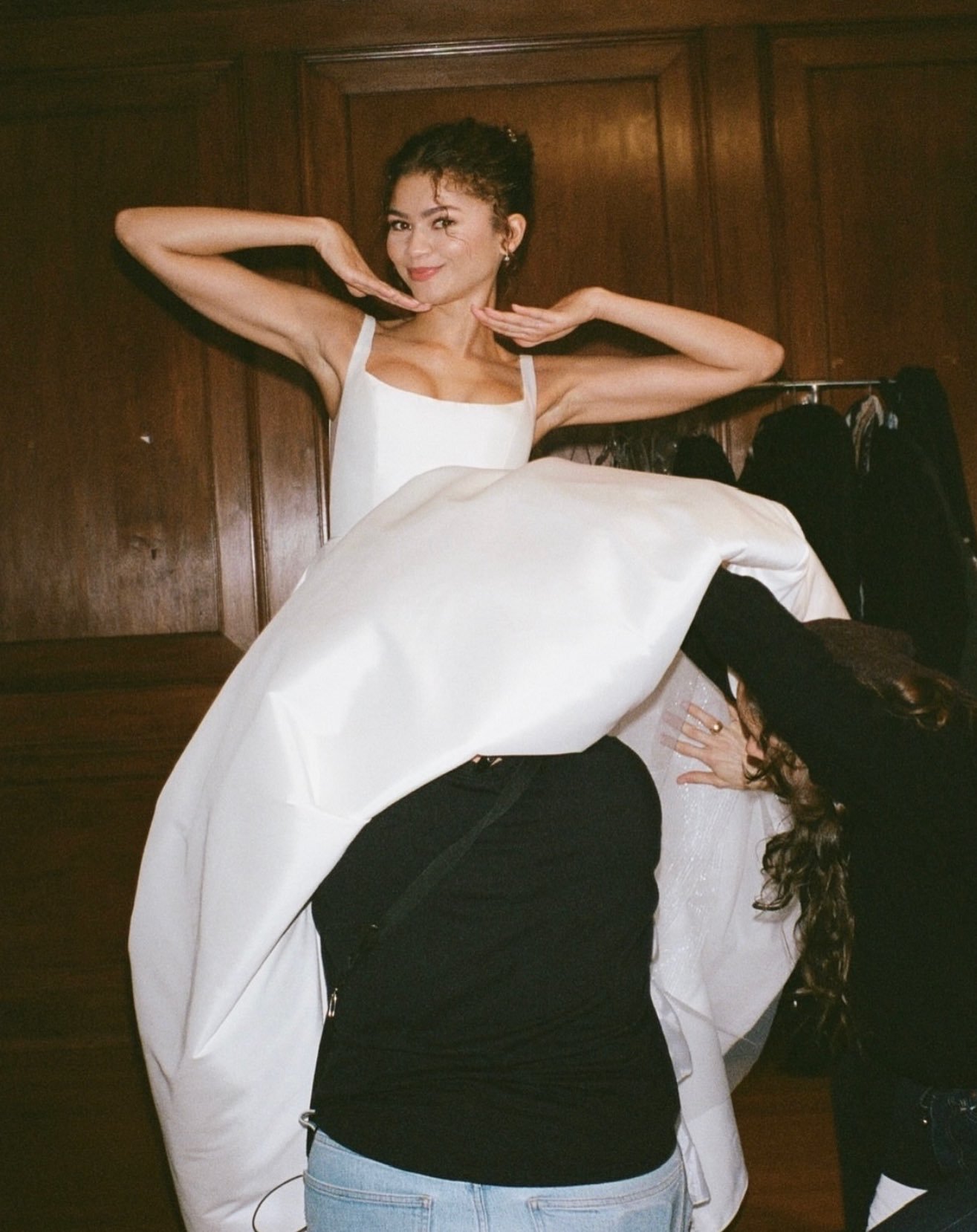 赞达亚《爱情抓马》一张幕后照，可爱 