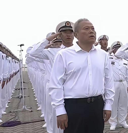 福建舰入列时新闻联播不经意扫过的两个镜头，两位国之栋梁都在入列现场。
 
歼15