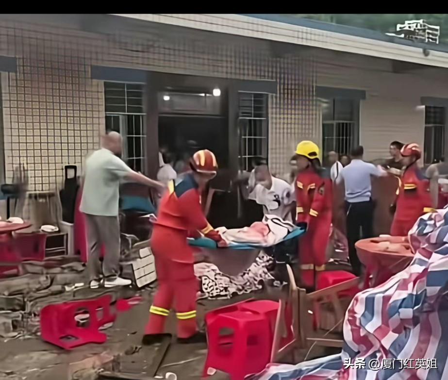 喜事变丧事
四川长宁一村民为子女举办升学宴
雨棚积水扯垮墙体
导致5人死17伤的