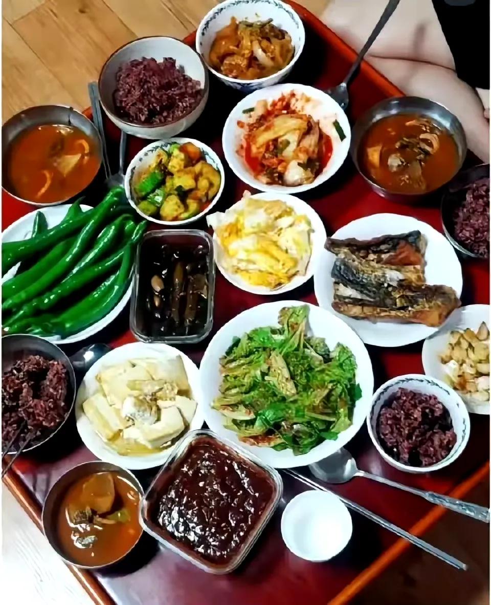一位嫁到韩国的中国姑娘兴奋地分享了婆婆为她准备的丰盛大餐。看到这样的场面，不禁让