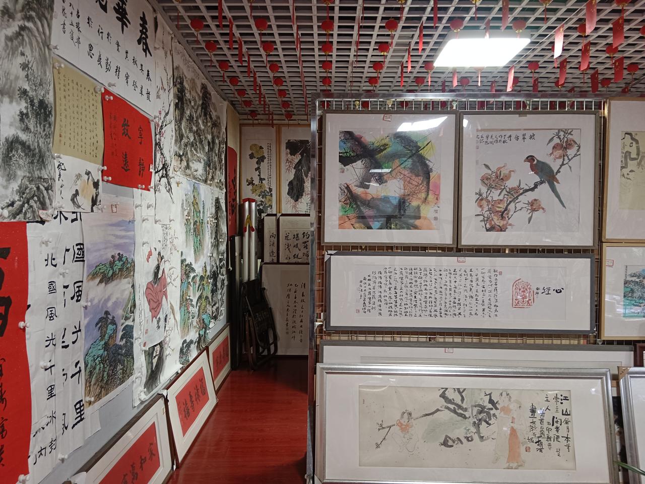 春浅城西衣正单，偶得日晚片刻闲。
​兄弟小聚桃源路，喝茶吹牛聊赚钱。
     