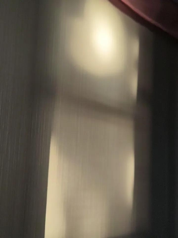 新年的第一个太阳
阳完折射到我的上
唤醒了除夕熬夜的我
本想拍一下床上的金光
阳