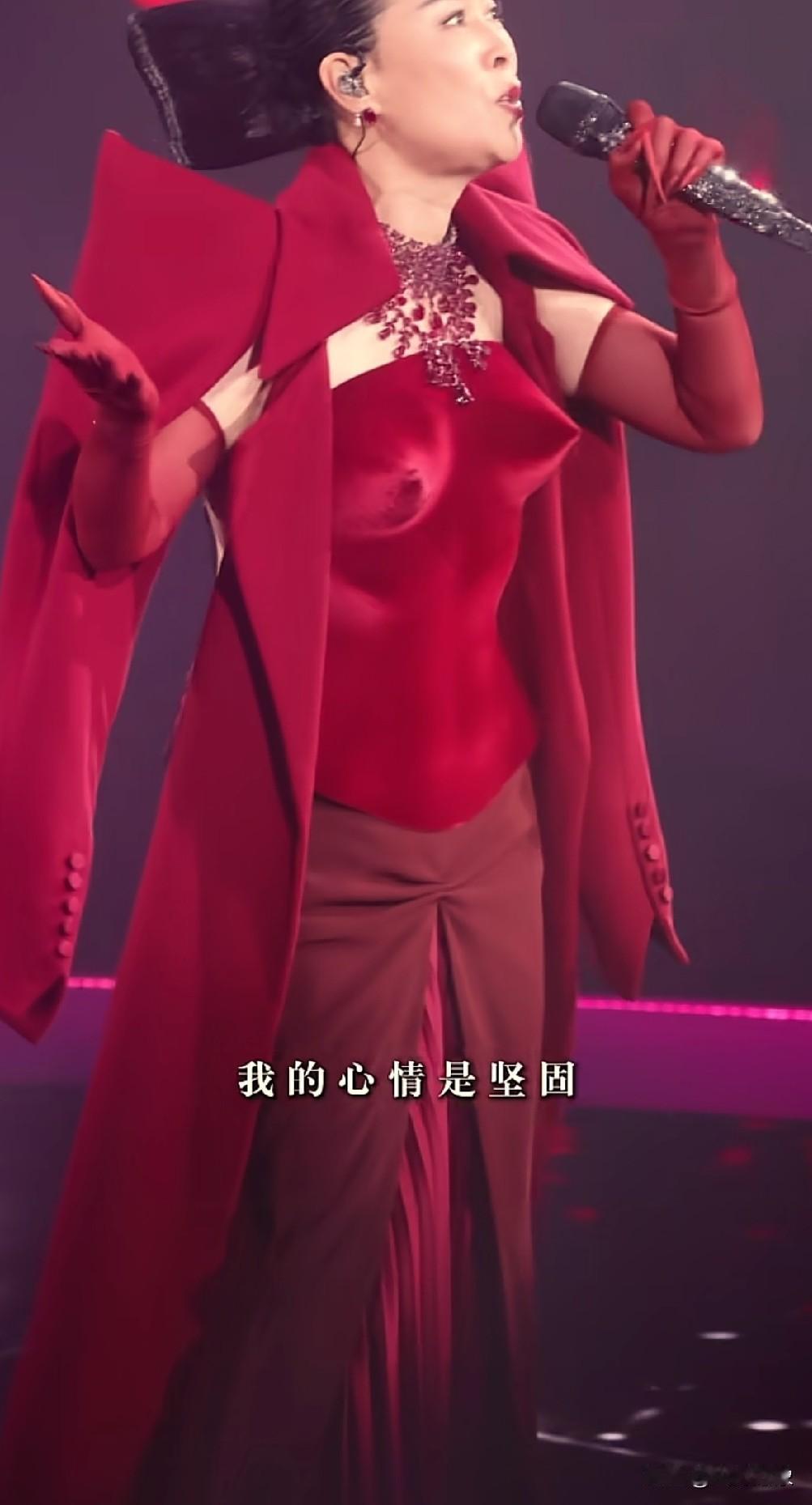 我们被那英完全“征服“！

59岁那英开演唱会，穿衣搭配依然“一骑绝尘”，上半身