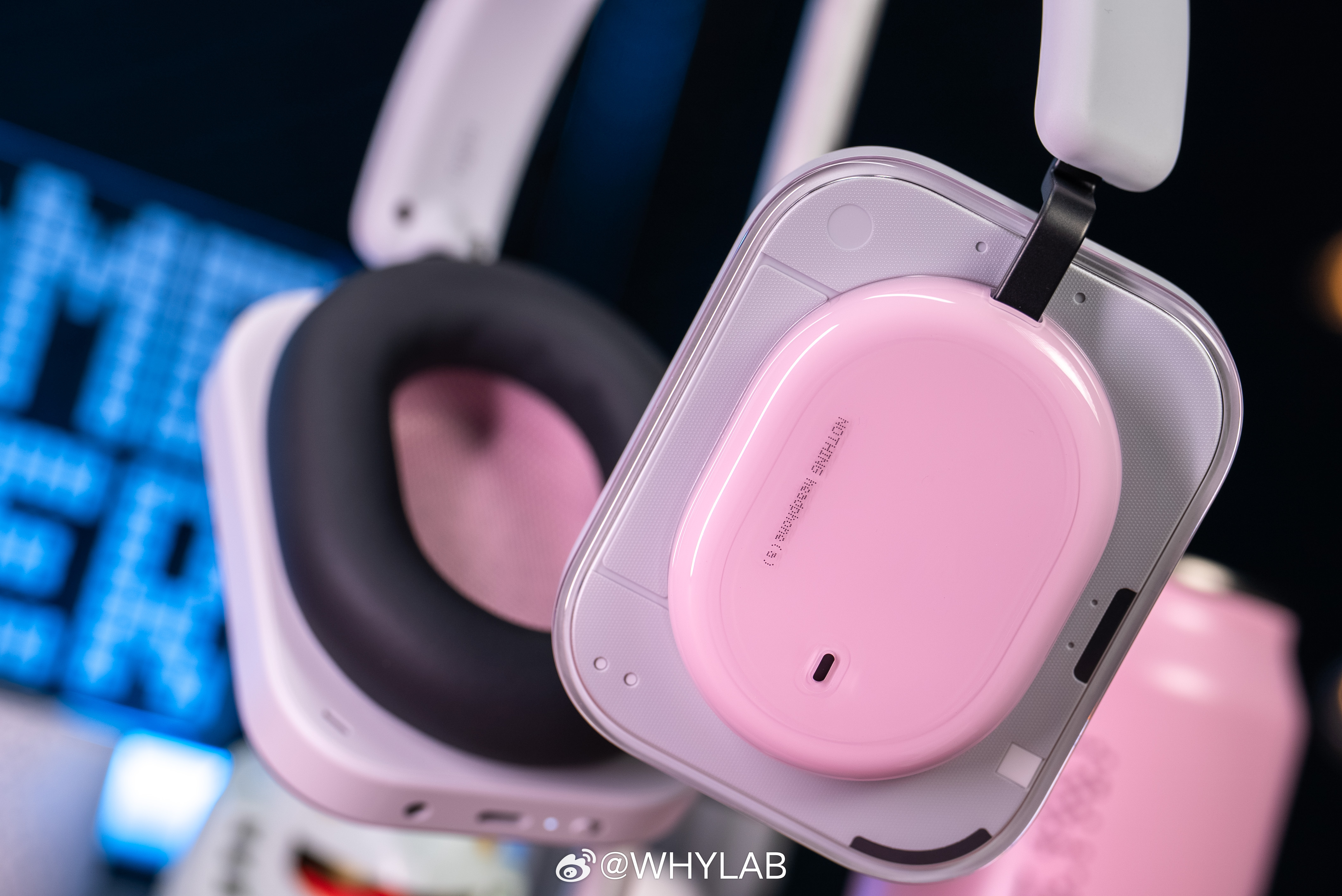 WHYLAB图赏Nothing Headphone (a) 的外观依旧延续了品牌