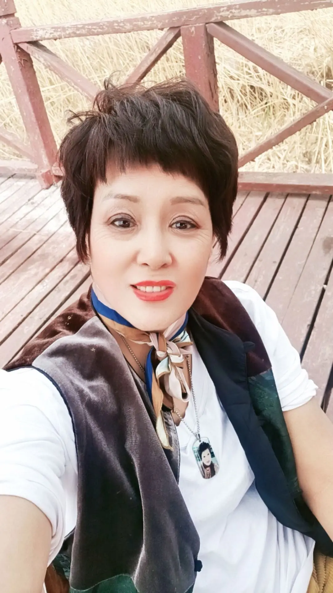 大自然我来了，徜徉在你搭建的清新中，与花草为伴，与自然为友，陶醉其中...