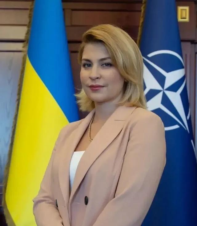 泽连斯基这是玩得哪一出？“美人计”吗！
乌克兰战局胶着，泽连斯基突然派了个年轻女