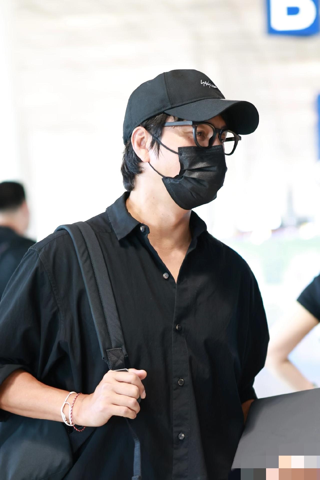 5月11日，陈坤独自从北京出发工作了，路人镜头下他确实是油腻的中年大叔了，头发油