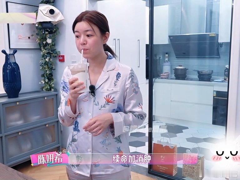 陈妍希一天的饭量是我的一顿我家那闺女陈妍希白天两杯咖啡，全天只吃一顿晚饭，这自律