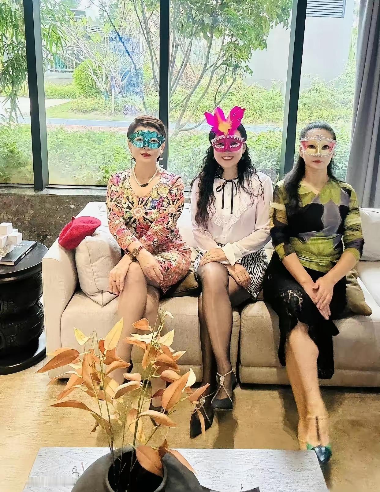 这种戴面具相亲的做法，既能和陌生人交流，又能保留自己几分隐私，这样保护作用还是不