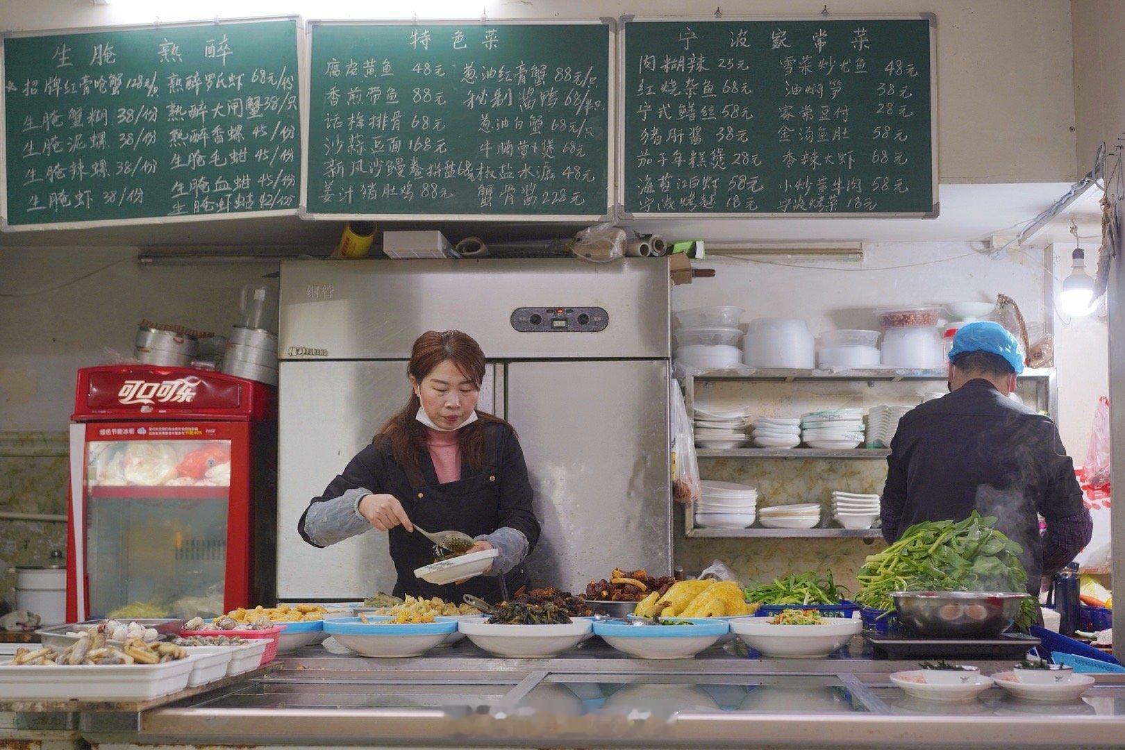 又找到一家平平无奇却好吃的宁波小饭店「甬味餐厅」。蛏子最肥的季节，嫩得滴水。苔菜