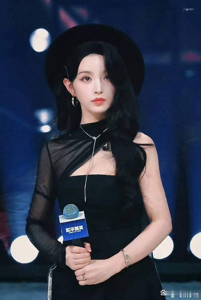 差点没认出来这是田曦薇，把刘海撩上去就很熟女气质 ​​​