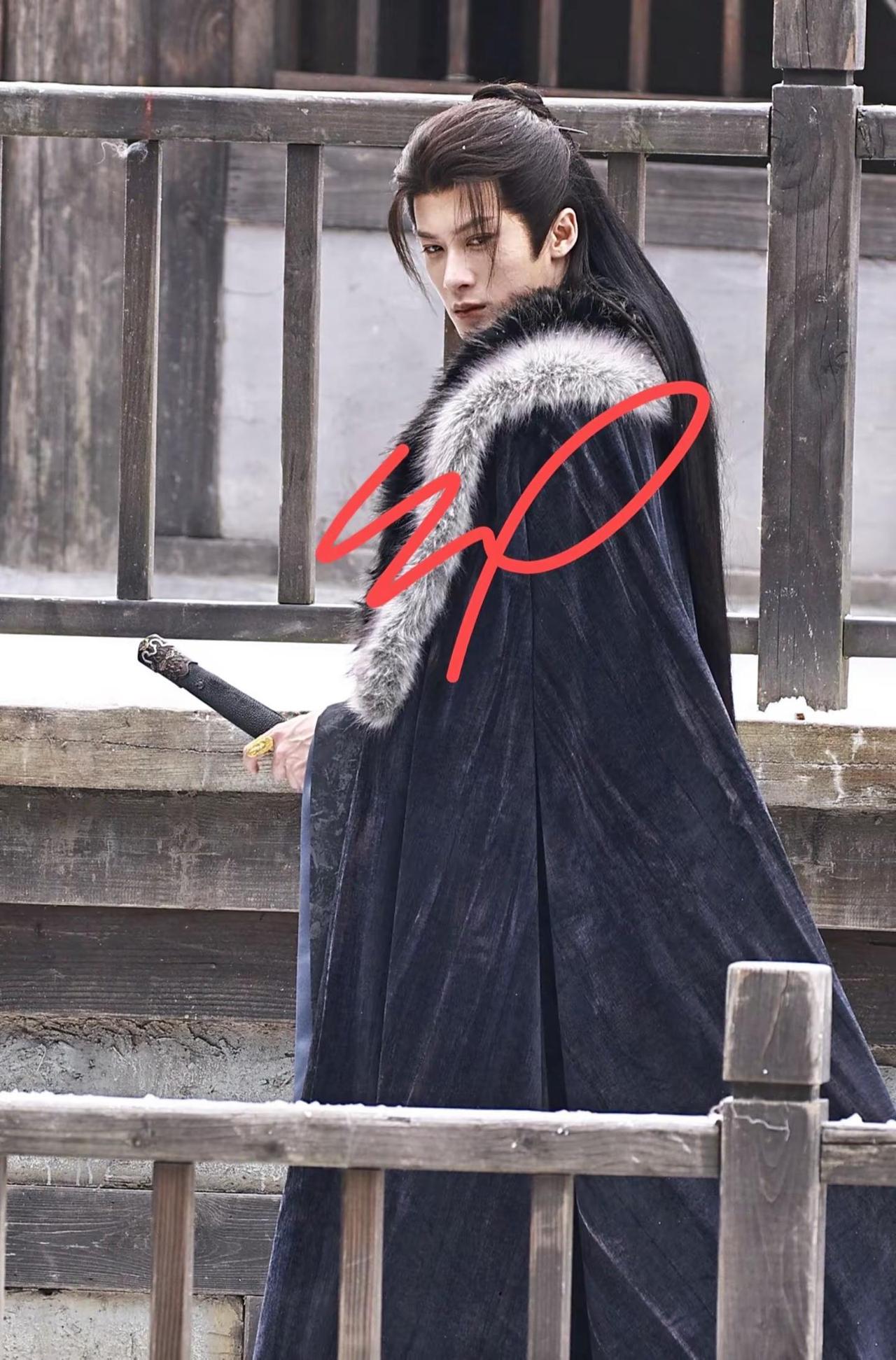 刚刚檀健次官摄对视路透。