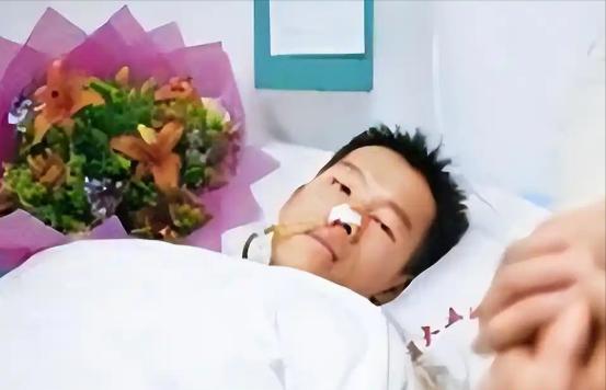 2003年，珠海一名23岁保安拼命救下正被3名歹徒抢劫的女教师，没想到两年后，他