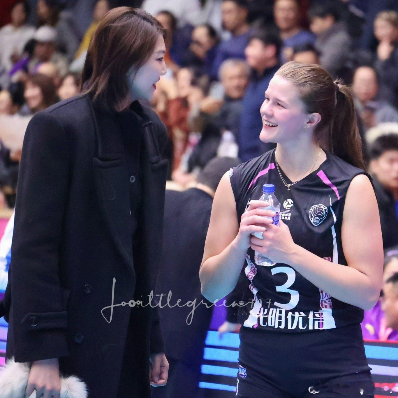 袁心玥&范赖克，赛后会面。中国女排排超 （📸:见水印） 