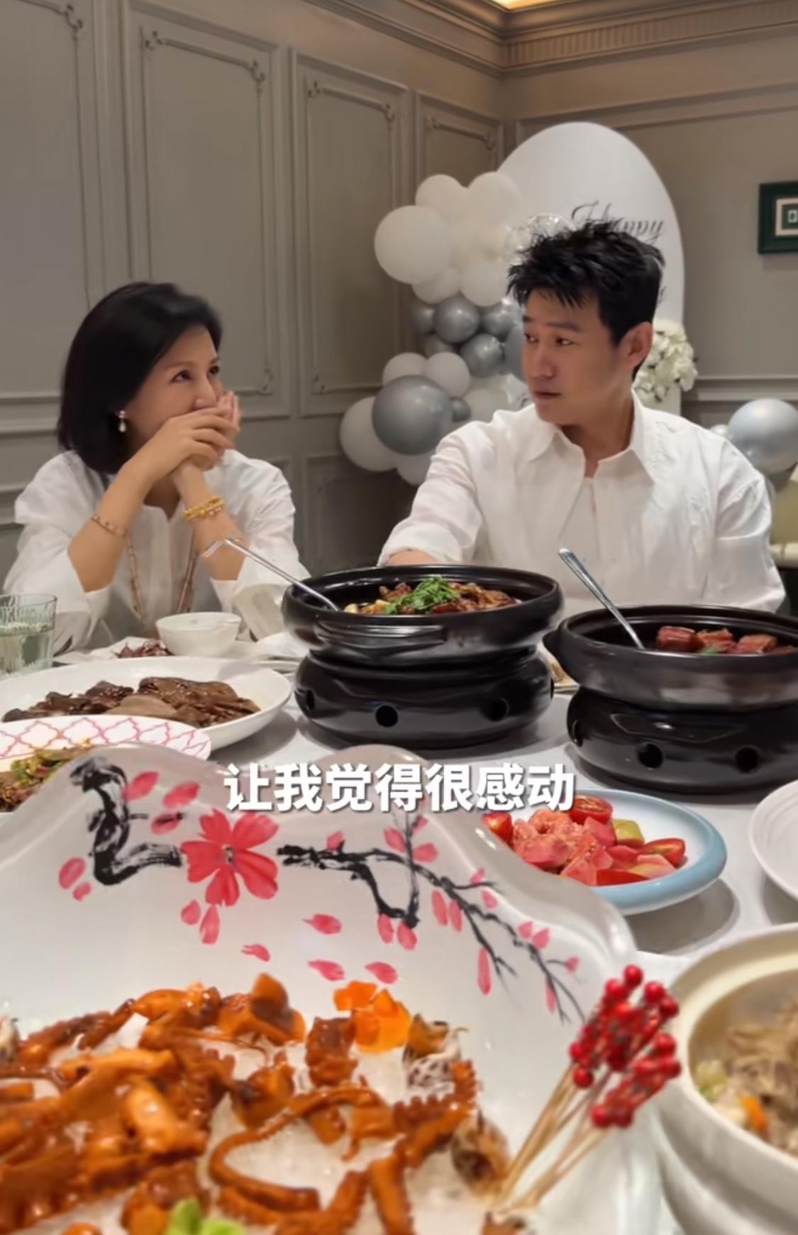 有钱的夫妻讲话和和气气，我们穷的一说话像得了狂犬病一样大吼大叫。有人说这和钱没关