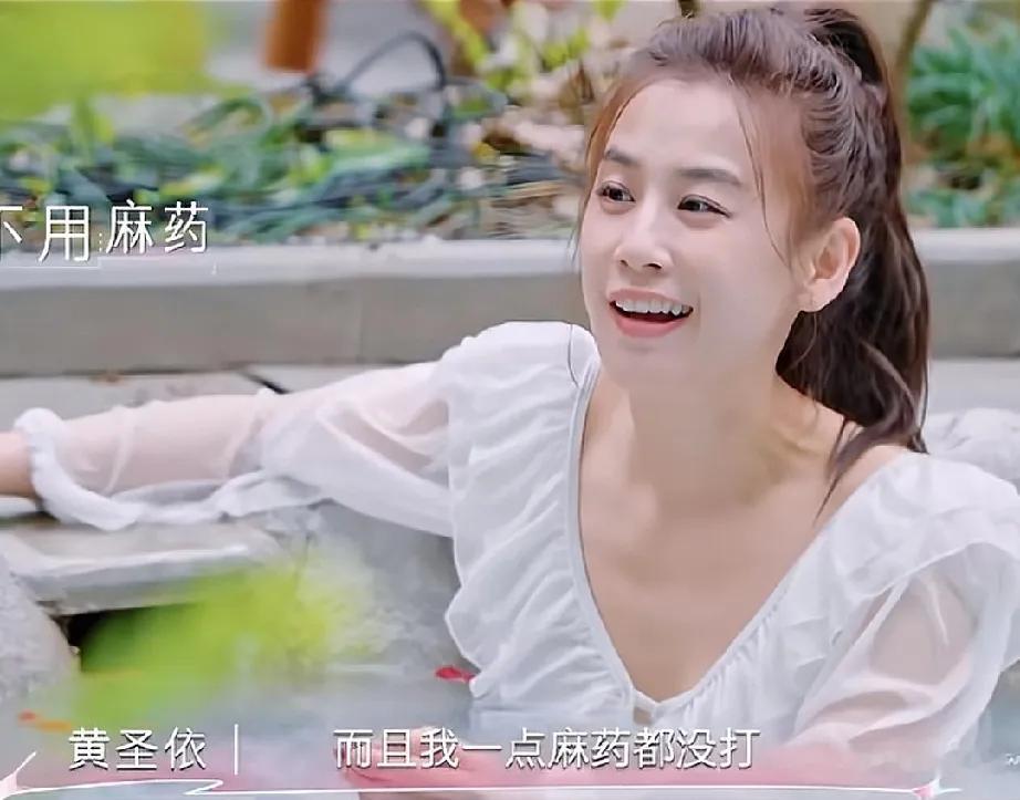 黄圣依，外柔内刚
黄圣依说:“我两个孩子都是顺产，而且我一点麻药都没打。我生老大