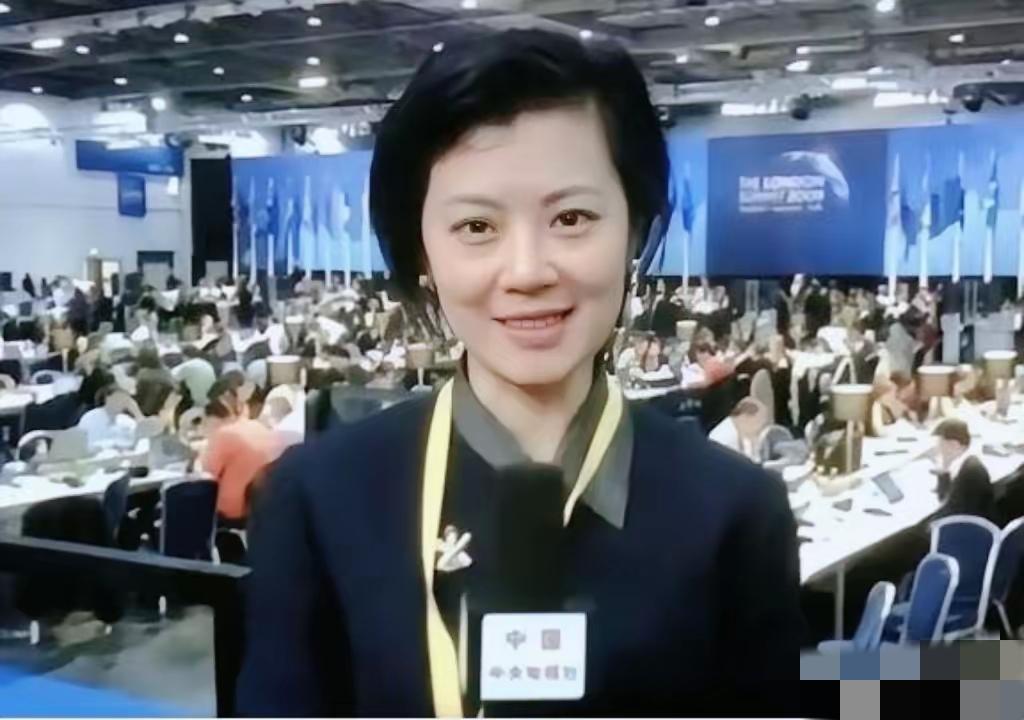 “我愿意放弃中国国籍，自愿加入英国！” 2004年，央视美女主持姜丰嫁给英国富豪
