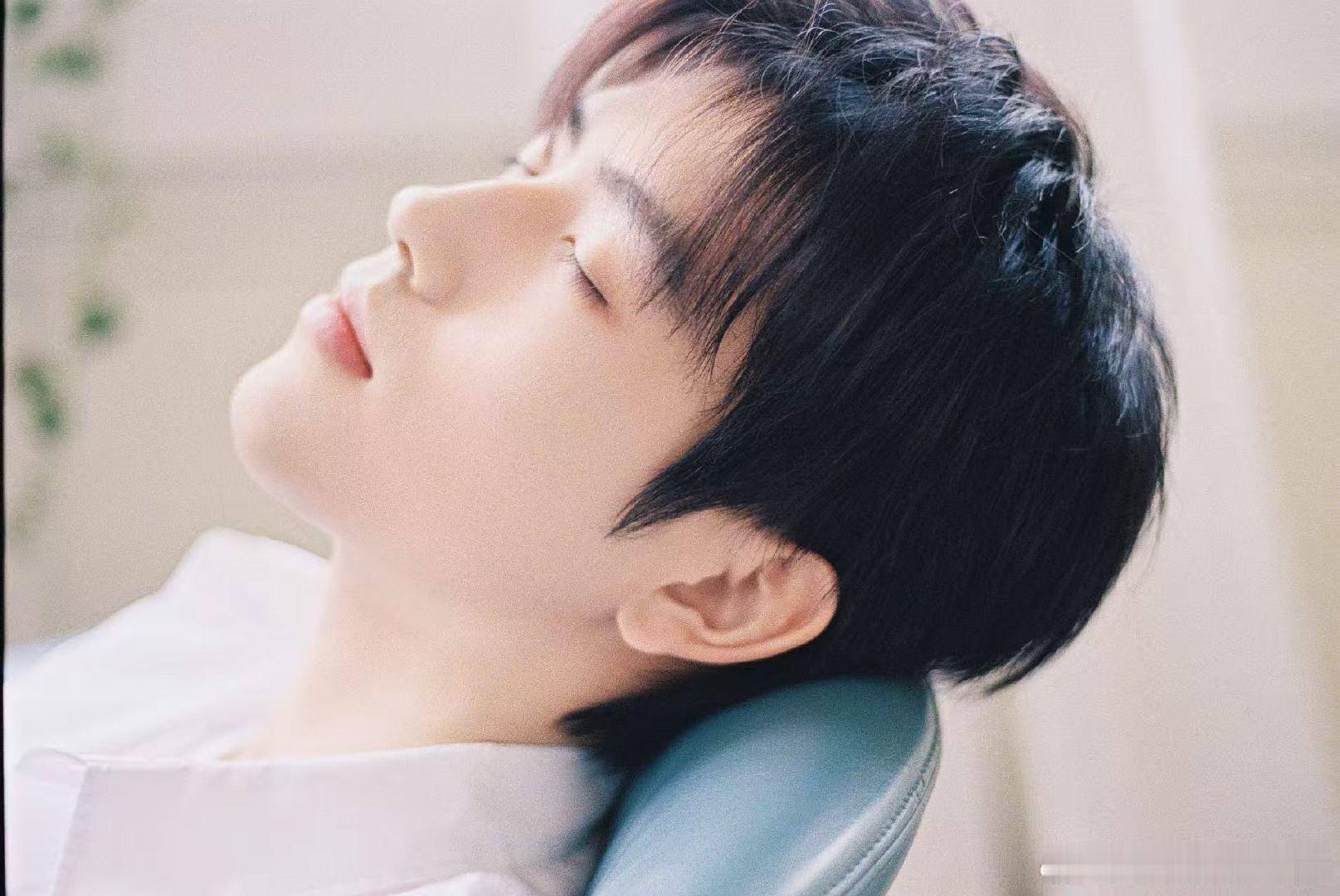 陈飞宇半夜健身偶遇陈哲远陈飞宇凌晨两点健身遇陈哲远，还被夸练得好壮，双陈同框太励