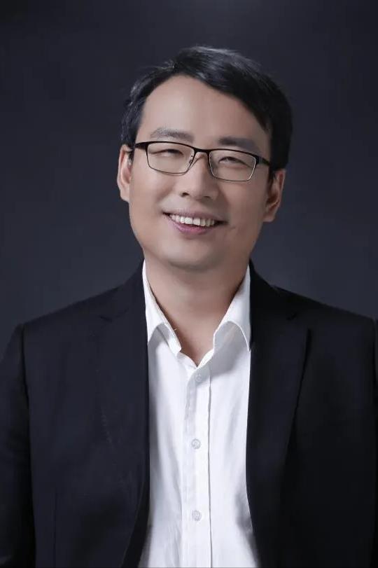 教授储殷说，这些年出差，住过这么多酒店，这次住的真是太奇葩了，就不说它的名字了，