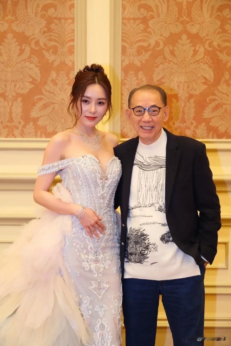 我发觉何佩瑜现在真的越来越有英皇新一代女神的架势了。

记得有一次，在杨受成的晚