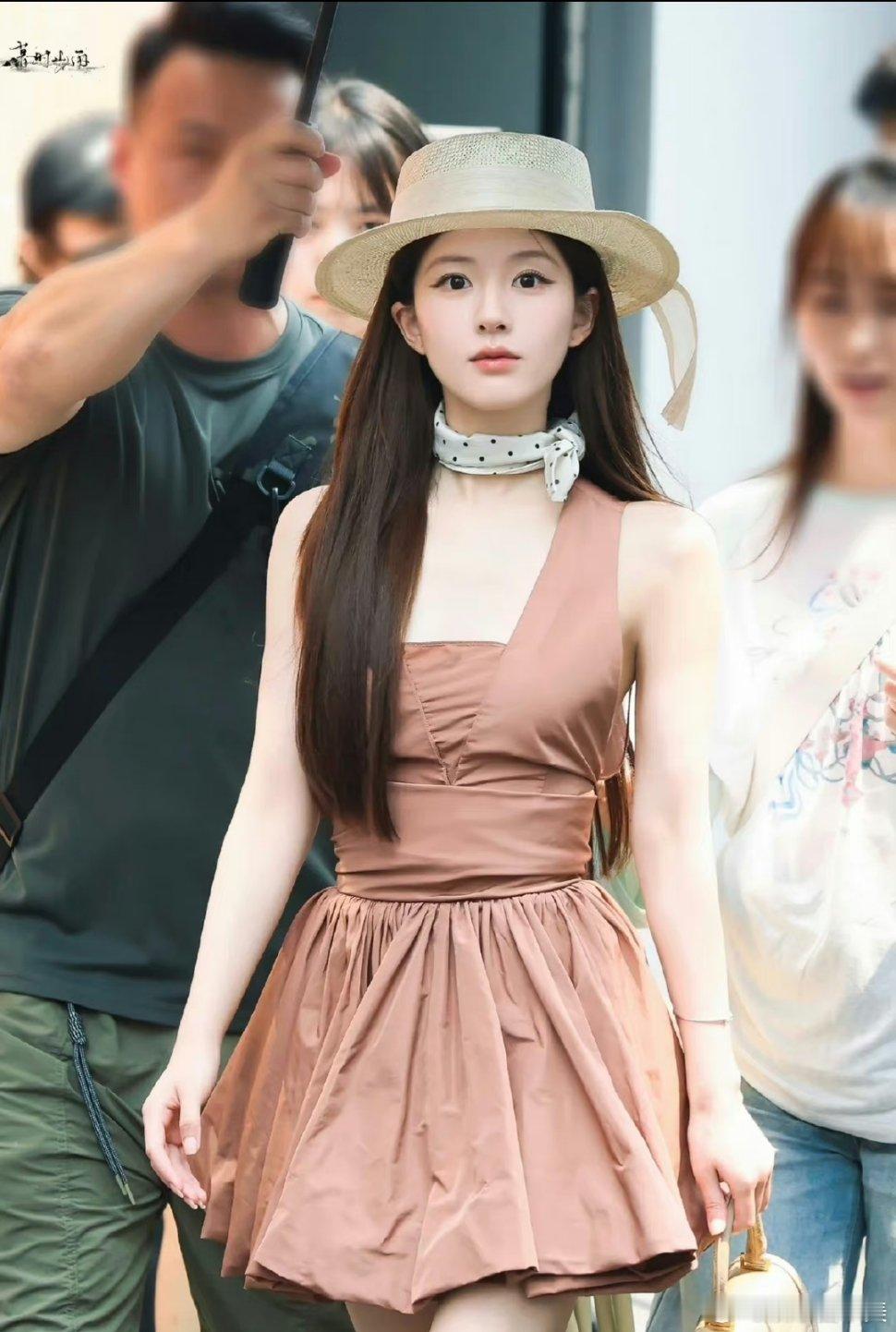 #赵露思法式摩登女郎##赵露思法式无袖# 赵露思法式无袖粉裙，摩登女郎既视感，是