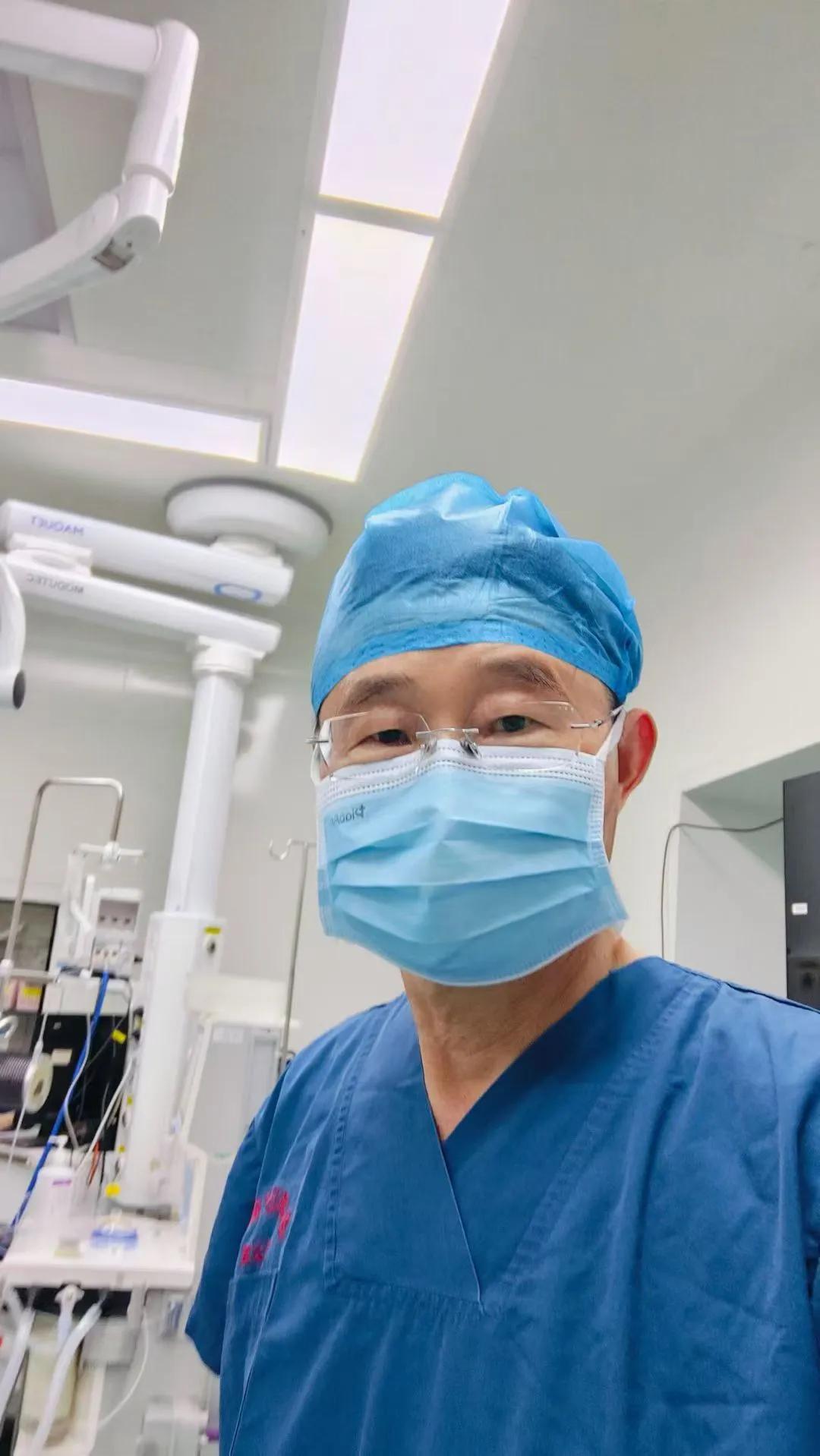 这位美女的弟弟也是一位乳腺科医生，给她嘱咐不要选择腔镜手术，满足了她的要求，而且