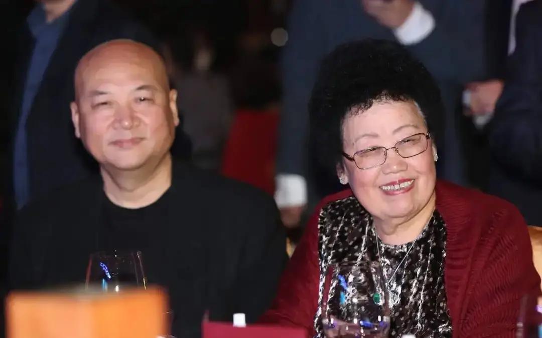 迟重瑞的“不被看好”爱情：38岁娶49岁带3娃的她，无亲生子女却安享晚年
当年迟