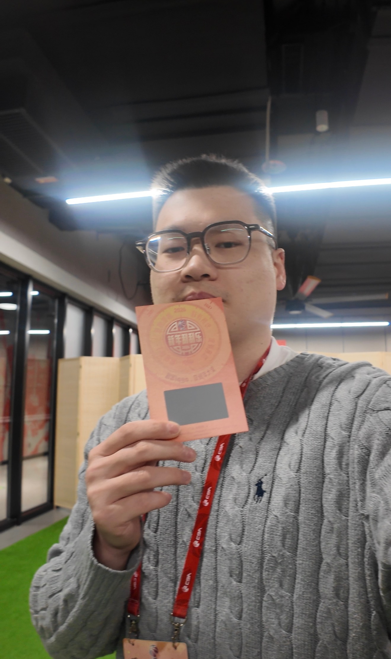 元旦大战期间，来到现场的球迷有可能会收到探长和球员们同款的刮刮乐哦北京男篮vs广