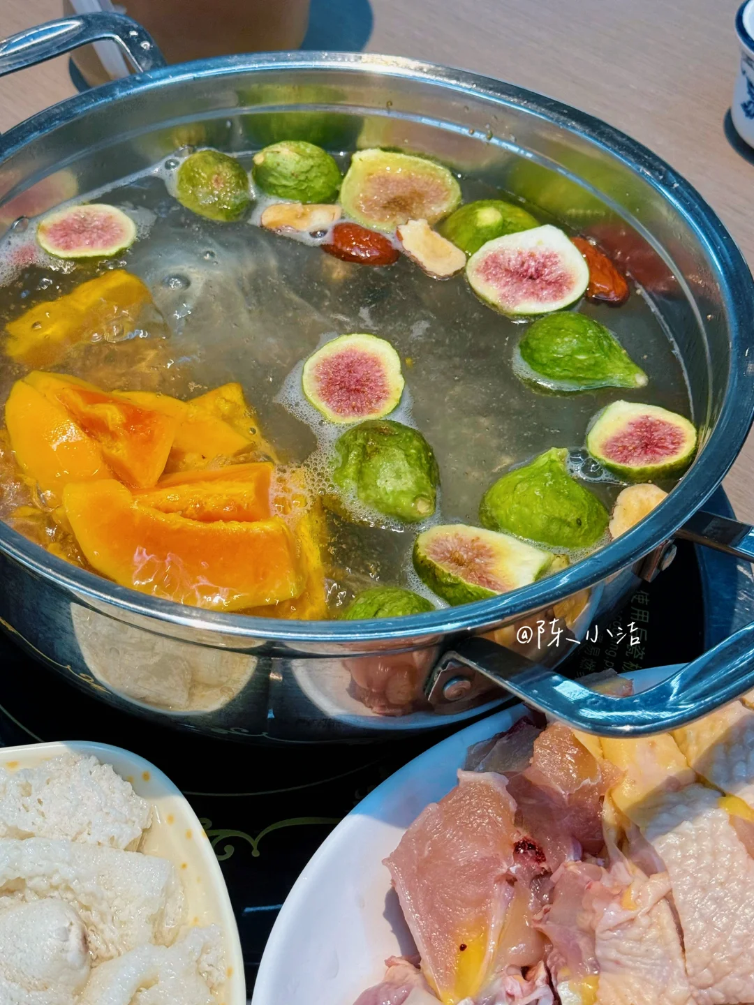 鸣记鸡煲新品：木瓜无花果鸡‼️