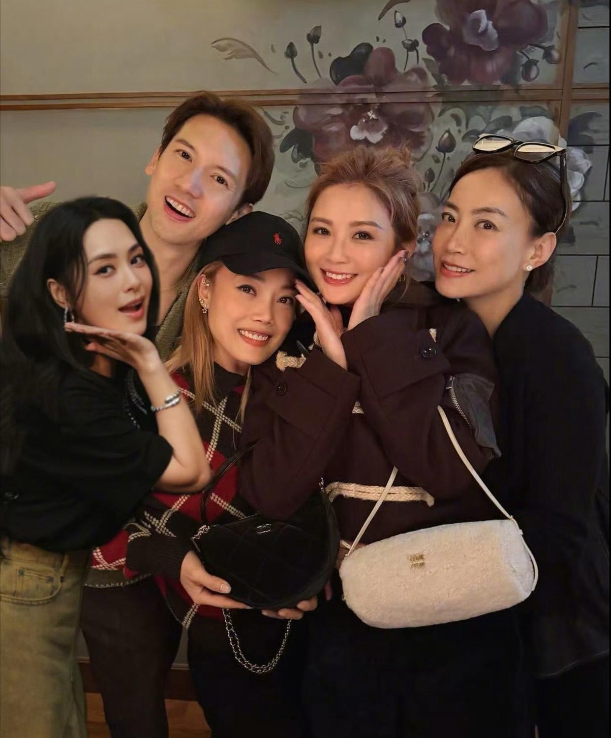 我竟然都没发现这张合照里阿娇是P上去的，因为阿娇个人原因缺席阿sa的生日会，阿娇