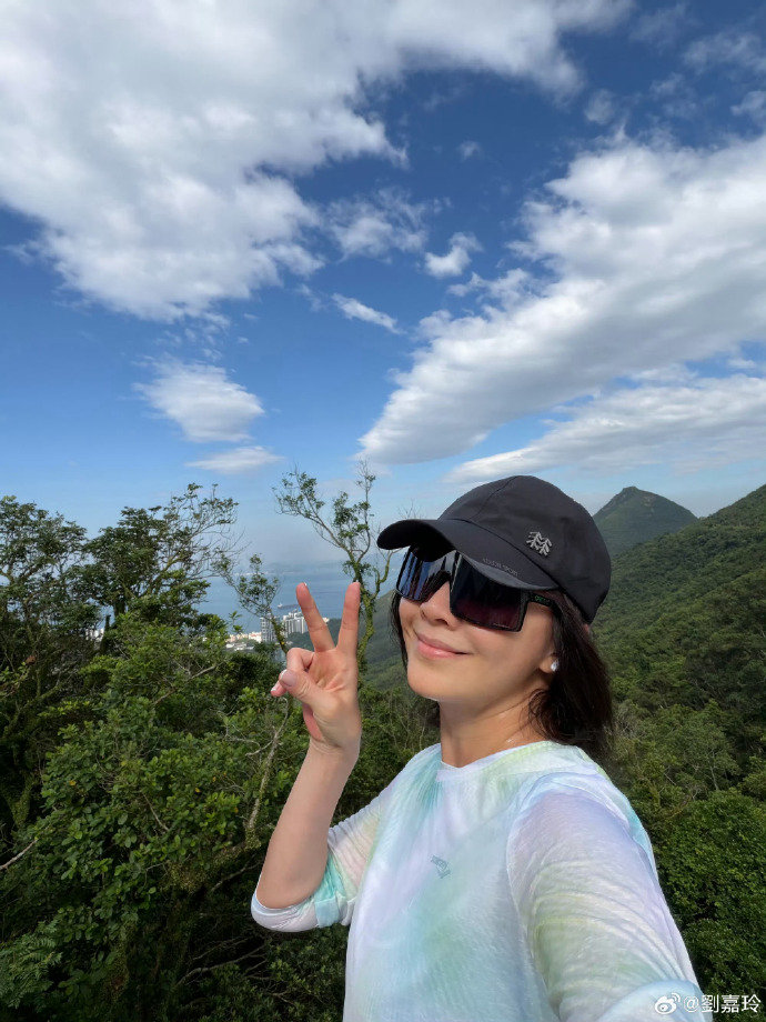 刘嘉玲60岁素颜状态 刘嘉玲大方晒出晨跑原生素颜，常年坚持运动带来的紧致体态与红
