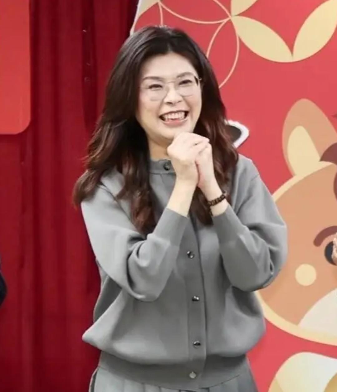 国民党的郑丽文确实挺难的，蓝营内部谁都可以跳出来质疑她，甚至是贬低她，说白了，就