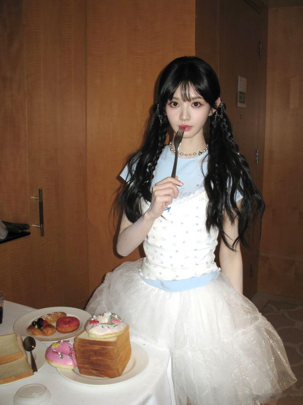 田曦薇 自带满满的小女儿氛围感，田曦薇眉眼清甜，神态娇柔羞怯。发丝轻扬，眼波流转