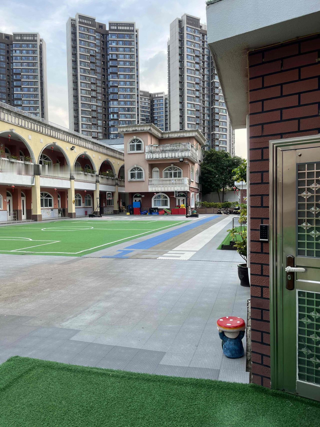 到处走一走！发现一所建筑有点像民国风格的幼儿园！感觉现在的幼儿园越来越少了，特别