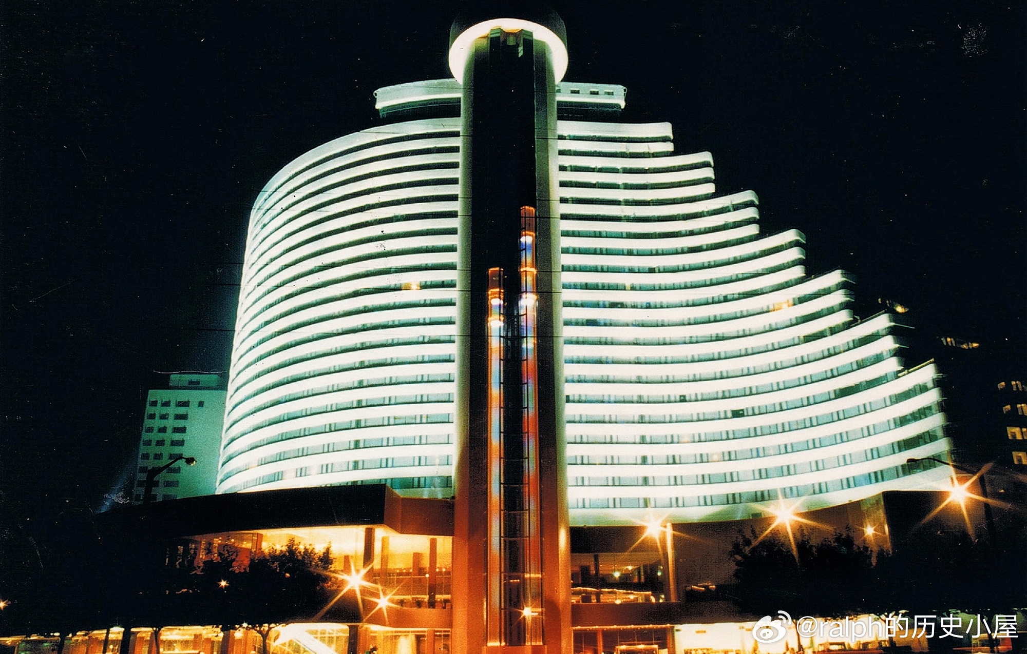 1988年8月18日上海西区的首家五星级酒店华亭宾馆开始实施夜间泛光照明亮灯。在
