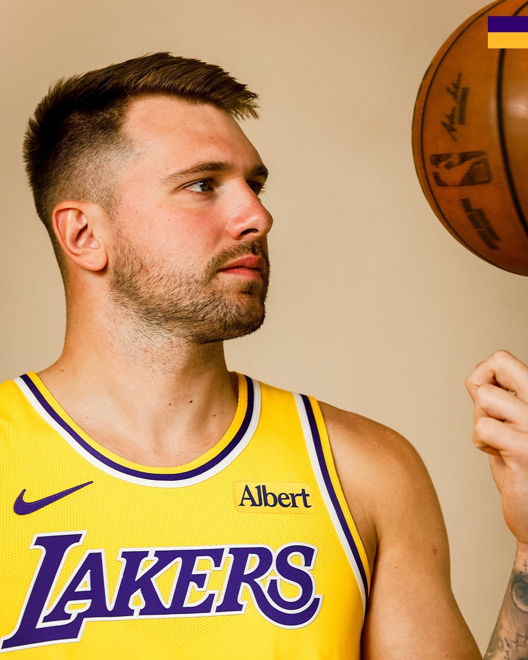 湖人新的球衣赞助商图标比韩国那个顺眼太多了！湖人国度LakeShow