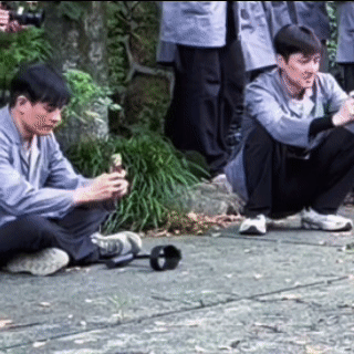 胡歌陈龙两脸自豪究竟拍到了什么 胡歌陈龙举手机拍照的模样太有梗，同步找角度拍完还