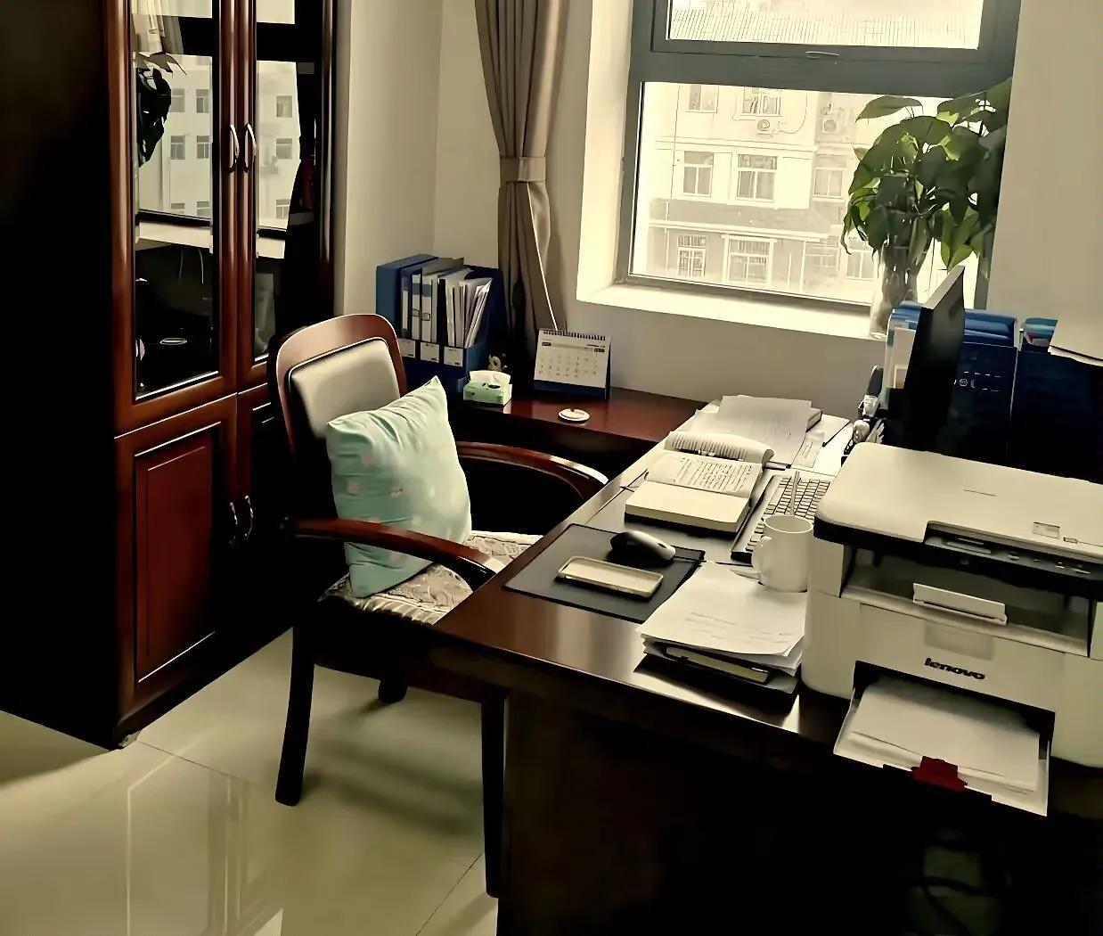 同样是体制内，为啥公务员总显得更香？

身边年轻老师考上公务员，同事羡慕的眼神藏