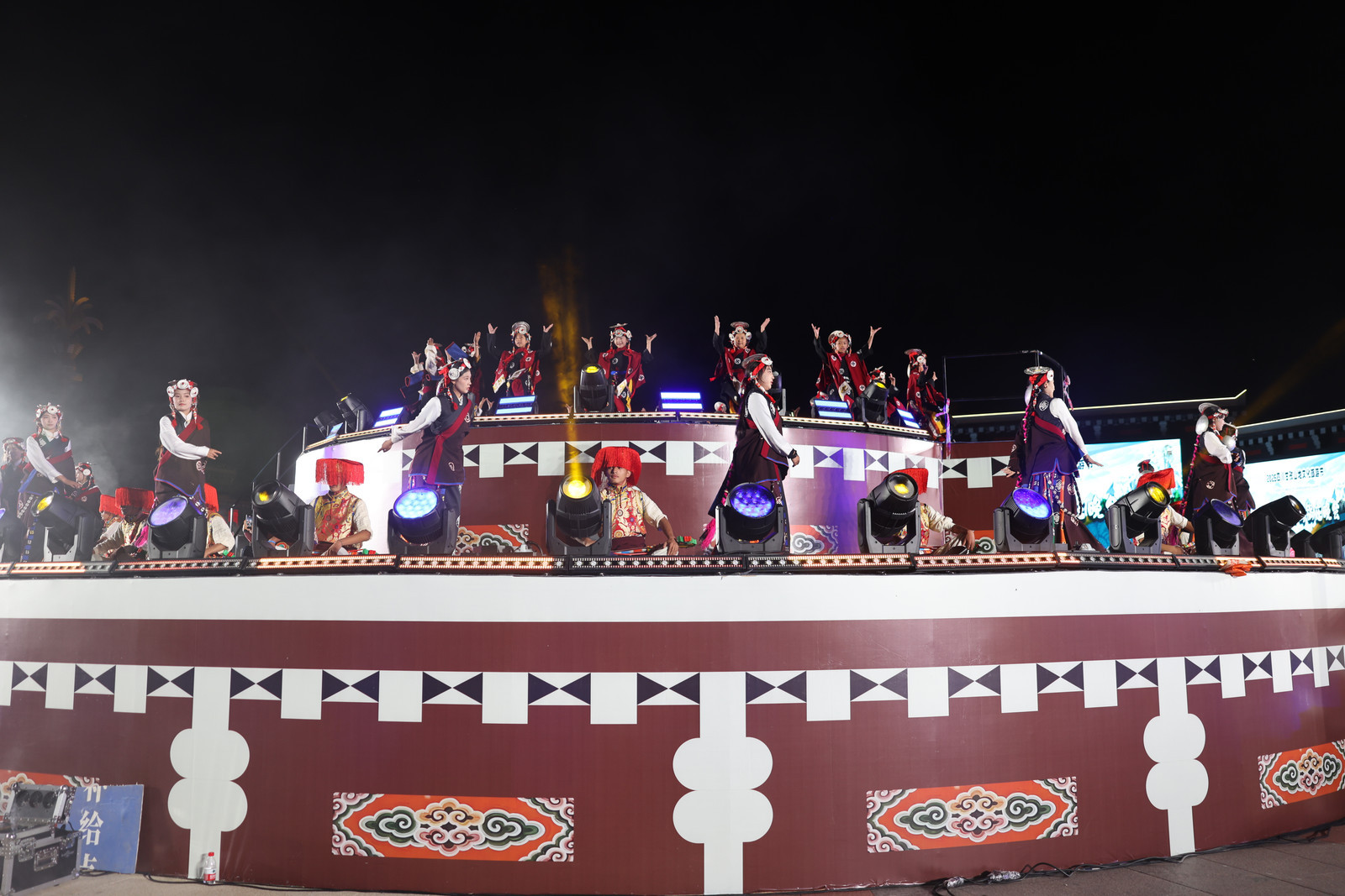 同心圆共起舞道孚时尚锅庄燃爆甘孜 2026甘孜山地文化旅游节这波操作我给满分！甘