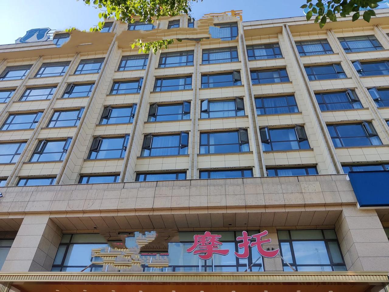 县城老牌摩托店悄然闭店：一辆摩托，见证小城二十年时代更迭
 
路过街边熟悉的门面