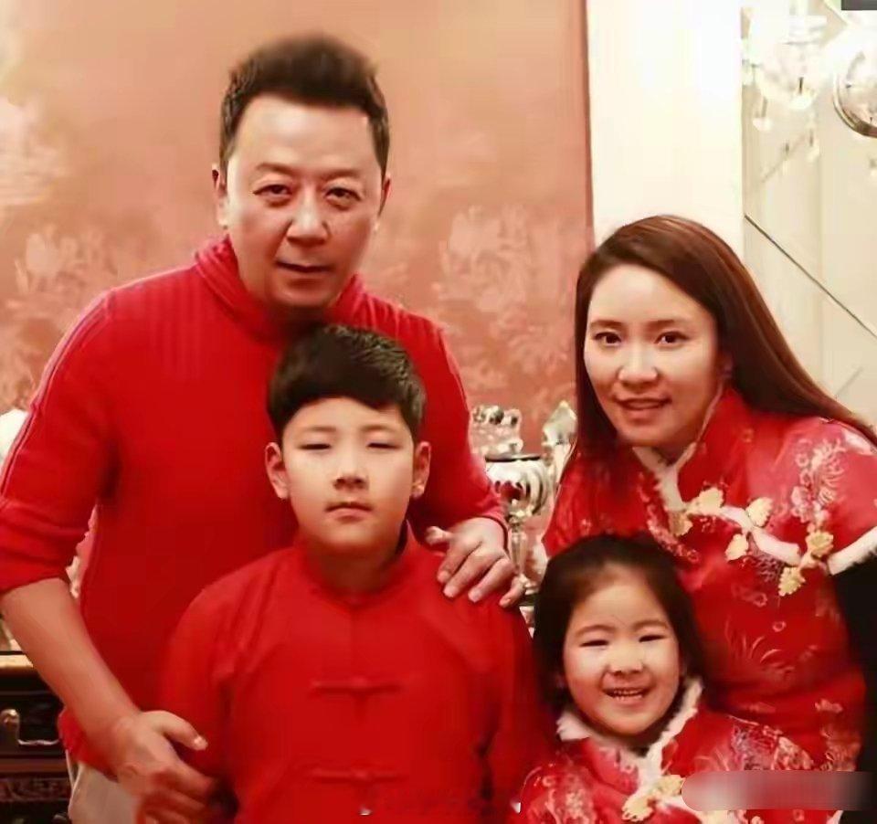 原来他们是一对明星夫妻，郭涛是小眼睛、嘴皮薄的男演员，长相一般。​郭涛娶到她，真