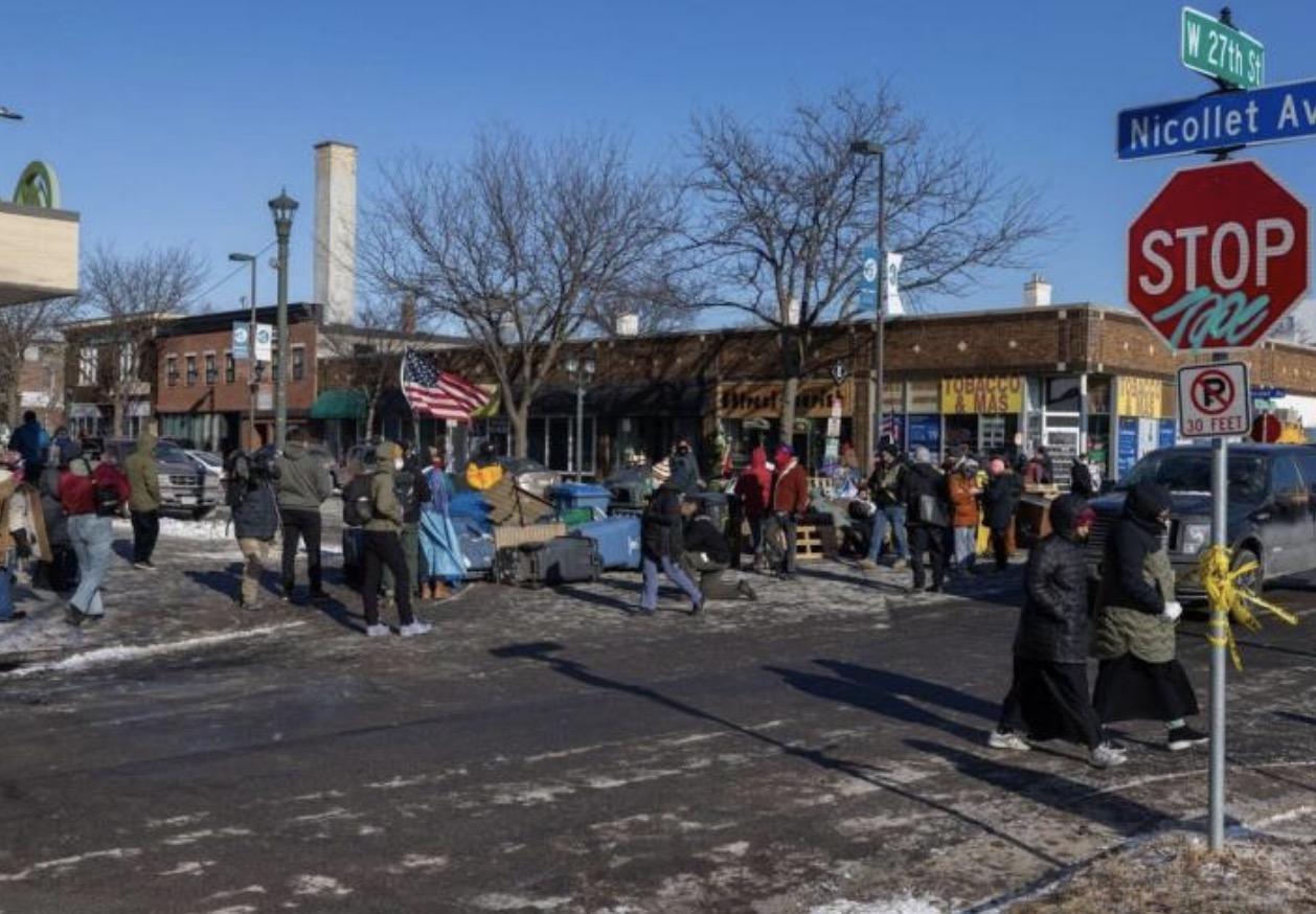 在明尼阿波利斯，一段手机视频让移民执法枪击案陷入真相罗生门。1月24日，37岁的