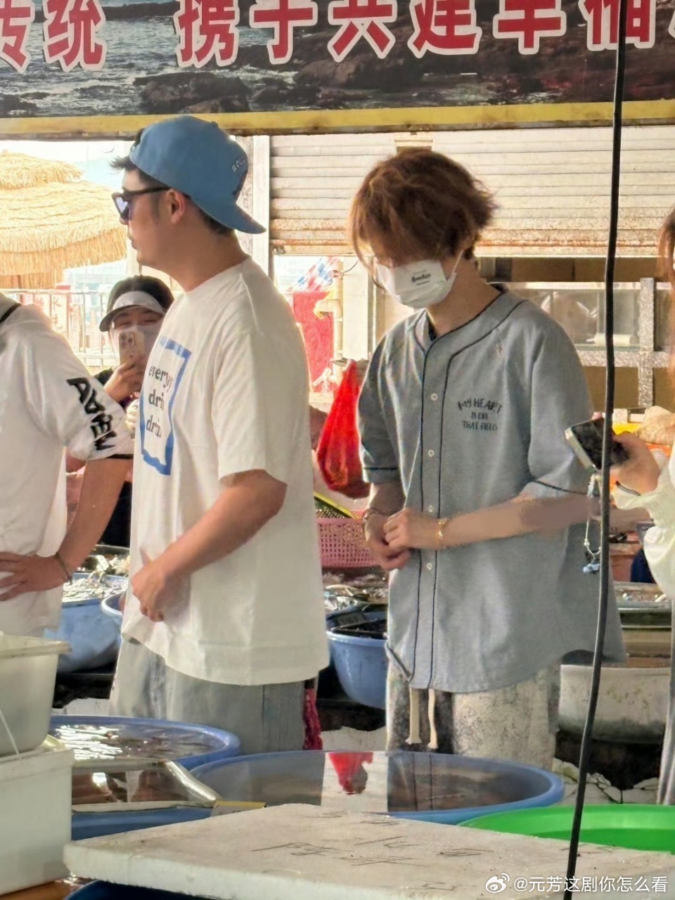 鹿晗涠洲岛庆生特辑鹿晗头包脸哈哈哈哈哈 路透里他提着一袋海鲜被拍，生日当天还在录
