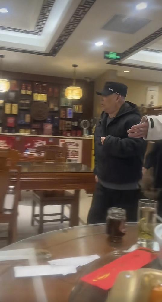 郭德纲居然在天津请客吃饭，吃的是安徽菜! 12月10日晚上，纲丝节活动结束以后，