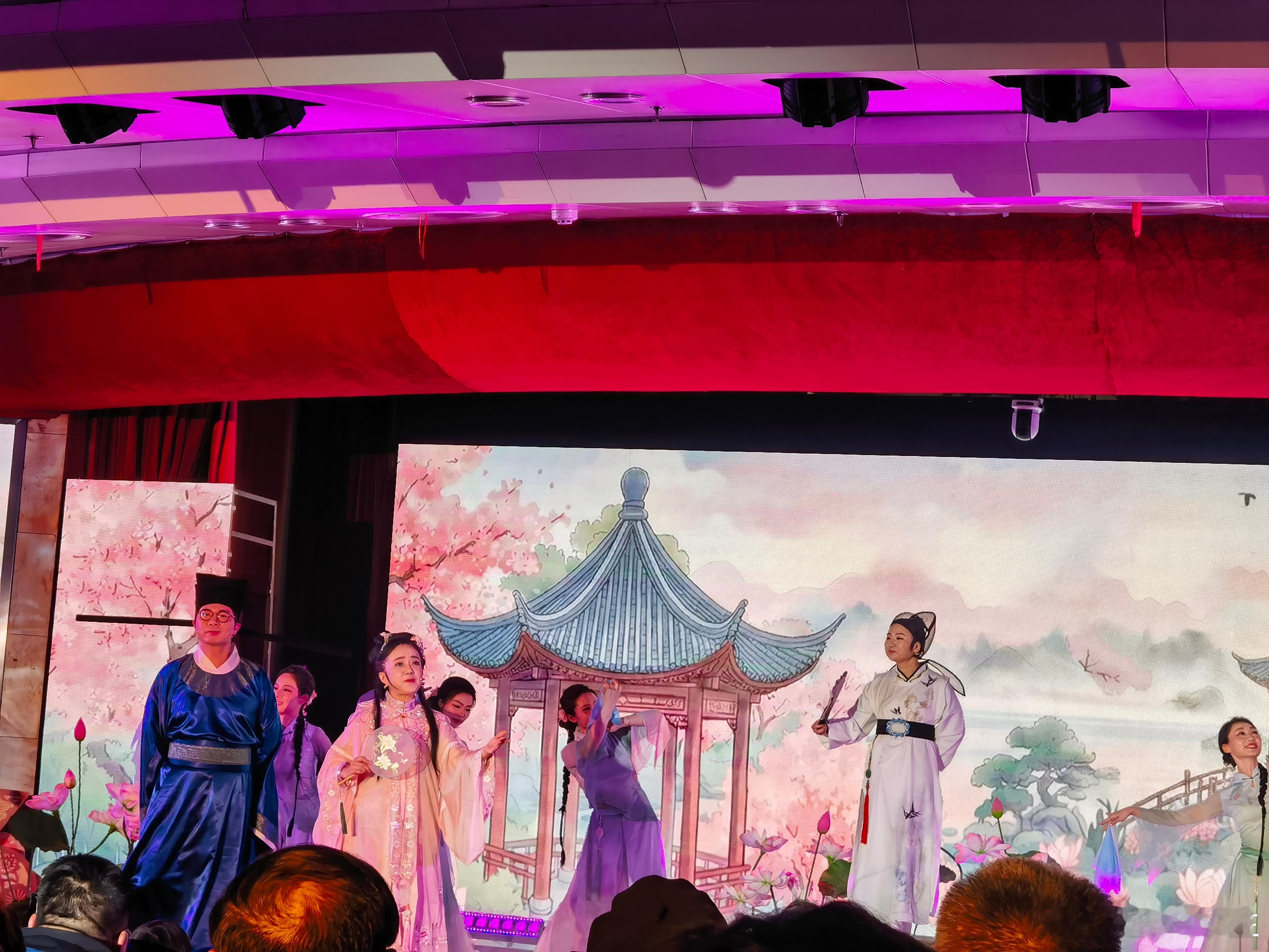 戏台记余少时在行伍，凡廿五秋。每见旌旗蔽日，铁甲连云，辄提铃执号，奔走于演兵场。