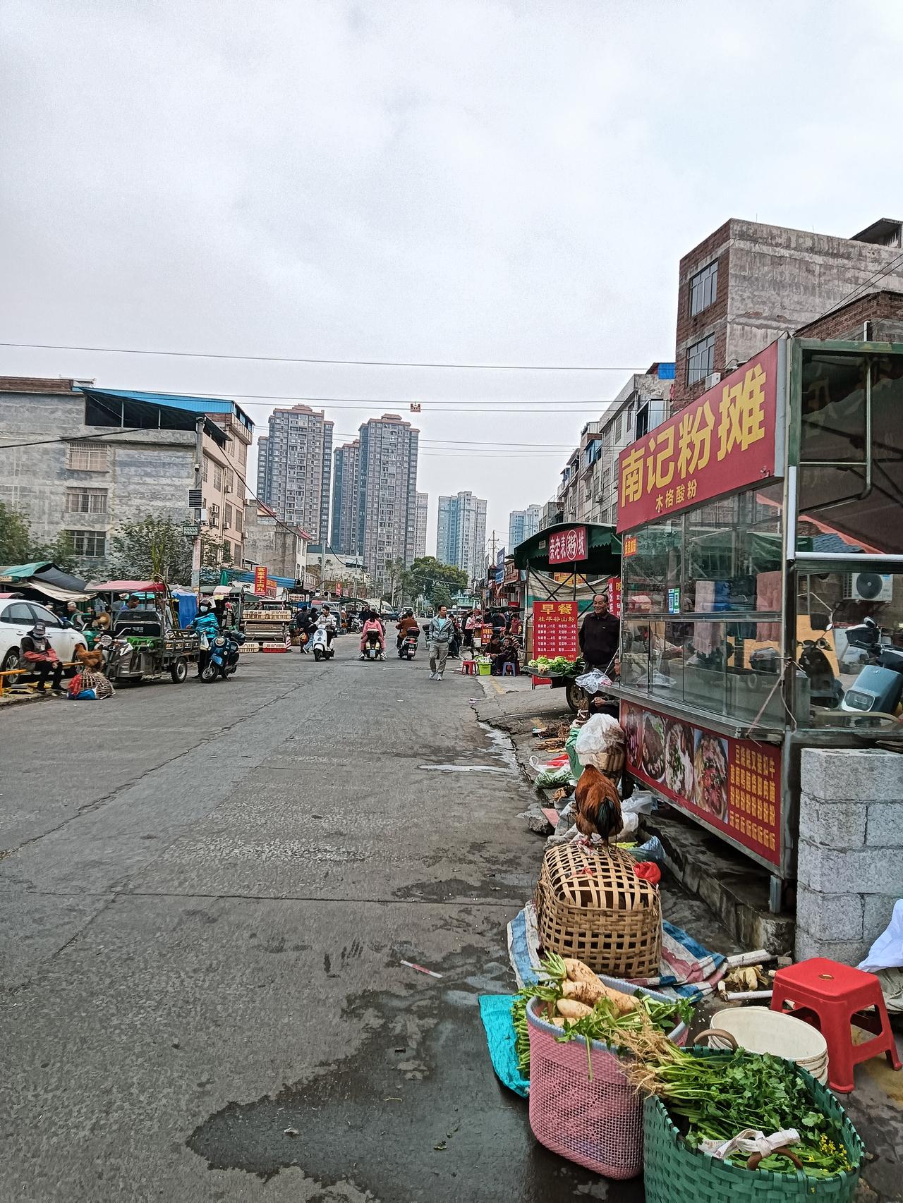 元旦当天上午又到贵港市港北龙圣小市场买菜，所见今日外面摆卖的家禽没冬至多。一问靑
