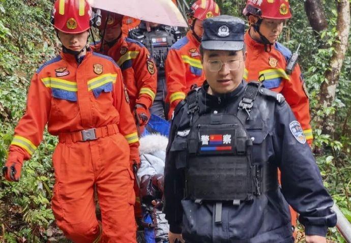 台州警民接力暖心救援两起意外化险为夷台州黄岩警民接力暖心救援！爬山群众+街口老人