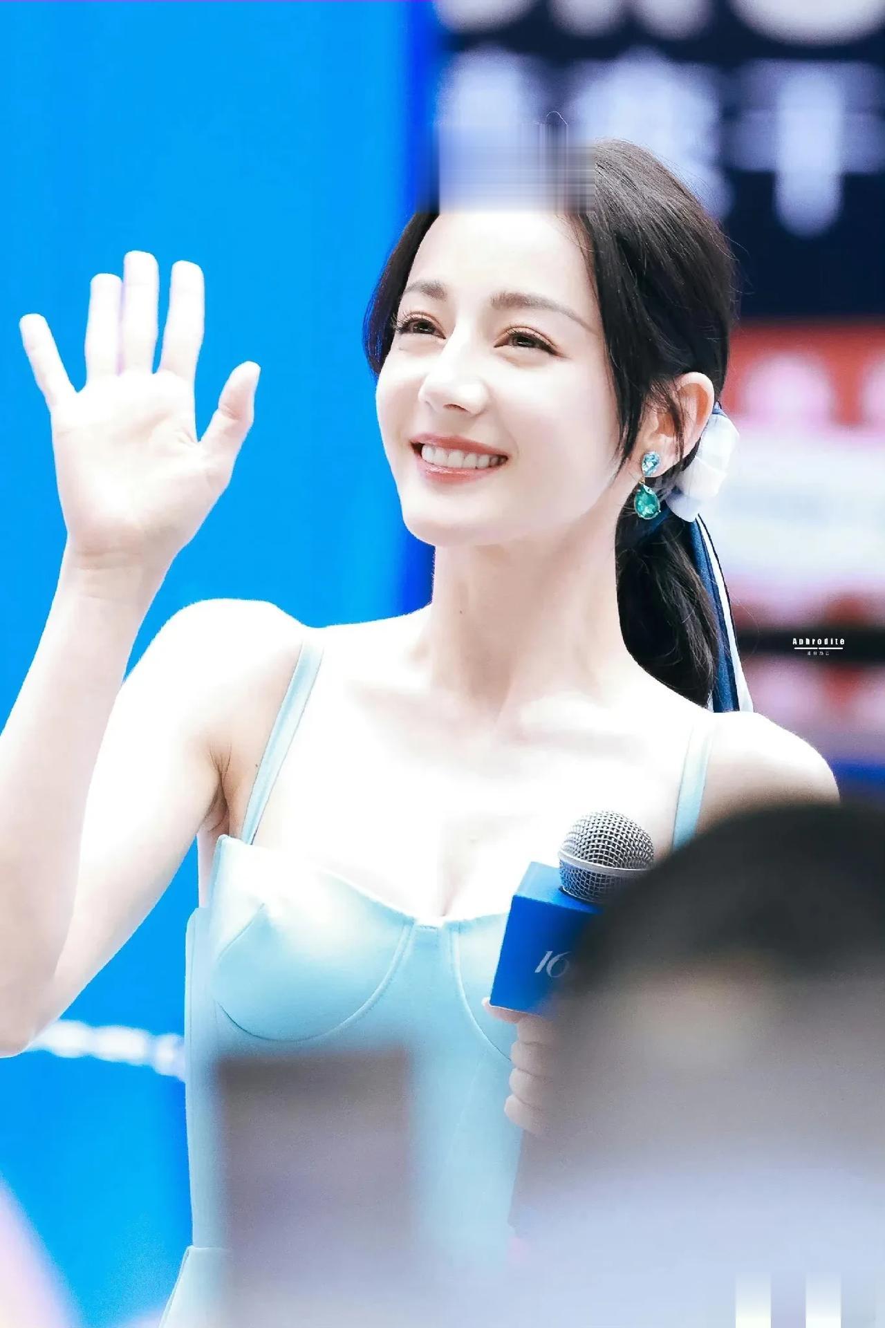 她可爱气场全开

给我带来了一场视觉上的冲击[惊喜]

这个造型好清新啊[太阳]